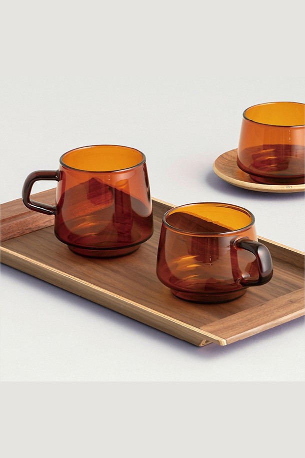 [KINTO] 세피아 논슬립 트레이 420x210mm(월넛) - 24(4)는 빈티지하고 클래식한 무드를 자아내는 직사각형 트레이입니다. 앤틱한 외관과 자연스러운 나무결이 돋보이는 디자인으로, 세피아 시리즈 특유의 빈티지 사진에서 영감을 받았습니다. 천연 월넛 원목 소재를 사용하여 고급스러움을 더했으며, 논슬립 코팅으로 서빙 시 안정성을 높였습니다. 다과를 즐기거나, 소품을 올려두는 용도로 활용하기 좋으며, 제품마다 나무결 패턴이 달라 각기 다른 매력을 선사합니다. 내열 유리와 목재의 조화가 돋보이는 특별한 트레이입니다.
