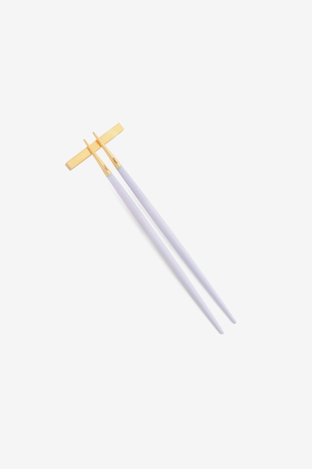 [큐티폴] 고아 젓가락세트(라일락&골드)-12는 플리레진 손잡이와 스테인레스 젓가락의 조화가 돋보이는 제품입니다. 22cm 길이의 젓가락은 라일락과 골드 컬러의 세련된 조합으로, 핸드메이드 금도금, 레이저 각인 디테일이 돋보입니다. 젓가락과 받침포로 구성되어 있으며, 독특한 디자인과 실용성을 모두 갖춘 내구성과 경량의 젓가락 세트입니다.
