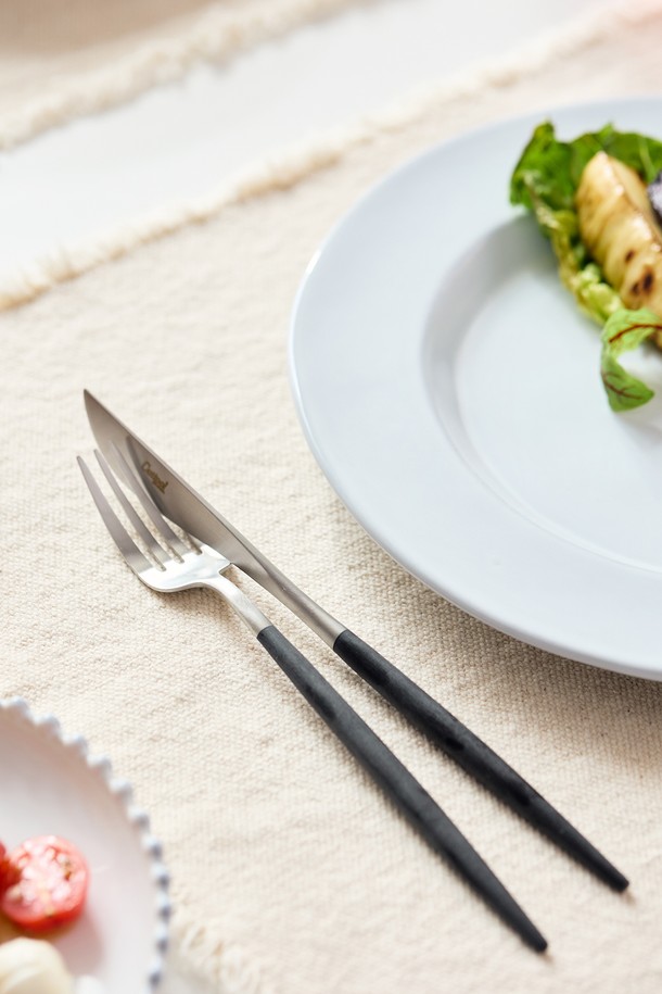[큐티폴] 고아 디너나이프(블랙&실버)는 심플하고 모던한 디자인에 블랙과 실버 컬러가 조화롭게 어우러진 디너나이프입니다. 스테인리스스틸과 폴리레진 소재로 제작되어 내구성이 뛰어나며, 가볍고 그립감이 좋아 편안하게 사용할 수 있습니다. 수작업 인그레이빙으로 섬세함을 더한 폴리레진 손잡이는 자연스러운 소재 특유의 멋을 살렸으며, 올리브오일이나 식물성 오일로 관리하여 오래도록 사용할 수 있습니다.
