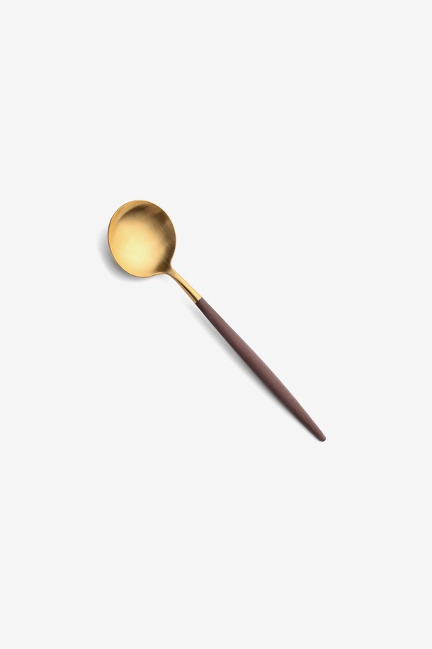 큐티폴 고아 디너스푼(브라운&골드)은 고급스러운 식사 경험을 선사합니다. 브라운과 골드 컬러의 조화가 돋보이는 제품으로, 스테인리스스틸과 폴리레진 소재를 사용하여 제작되었습니다. 골드 도금, 폴리레진 손잡이, 수공예 인그레이빙, 경량 디자인으로 섬세함을 더했으며, 올리브 오일 또는 식물성 오일로 관리하여 오랫동안 사용할 수 있습니다.
