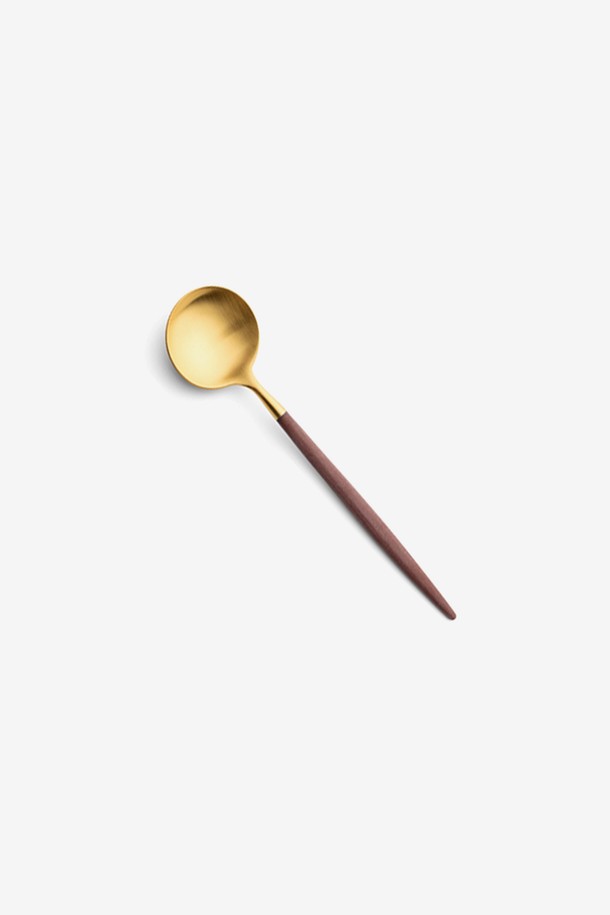 [큐티폴] 고아 디저트스푼(브라운&골드)은 매혹적인 브라운과 골드 컬러 조합이 돋보이는 디저트 스푼입니다. 18cm 길이의 스테인레스 스틸 소재로 제작되었으며, 플리레진 손잡이와 금도금 마감으로 고급스러운 디자인을 완성했습니다. 독특한 디자인과 안정감 있는 그립감, 그리고 물에 강하고 가벼운 기능성으로 디저트용 및 일상적인 식사용으로 편안하게 사용할 수 있습니다. 식물성 오일로 관리하여 오랫동안 사용할 수 있습니다.
