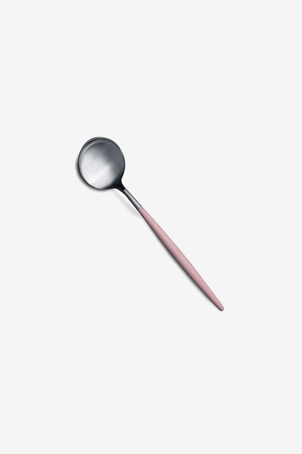 큐티폴 고아 디저트스푼(핑크&실버)는 18cm 길이로, 핑크와 실버 컬러의 조화가 돋보이며, 손잡이는 폴리레진 소재로 제작되어 부드러운 그립감을 선사합니다. 스테인리스 스틸 소재와 수작업 각인으로 섬세하게 마감되었으며, 생활 방수가 가능하여 실용적입니다. 큐티폴 특유의 디자인 감각과 가벼운 무게감으로 디저트 시간을 더욱 특별하게 만들어 줍니다.
