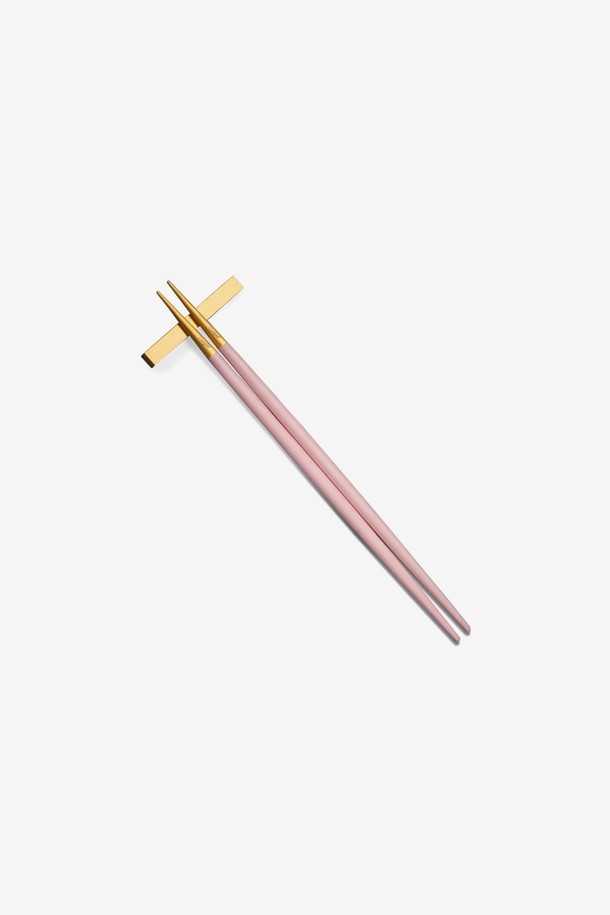 [큐티폴] 고아 젓가락세트(핑크&골드)는 핑크와 골드 컬러 조합의 세련된 디자인이 돋보이는 제품입니다. 스테인리스 스틸과 폴리레진 소재로 제작되었으며, 골드 도금으로 고급스러움을 더했습니다. 22cm 길이로 식사용으로 적합하며, 손잡이 부분은 방수 처리가 되어 있어 실용적입니다.
