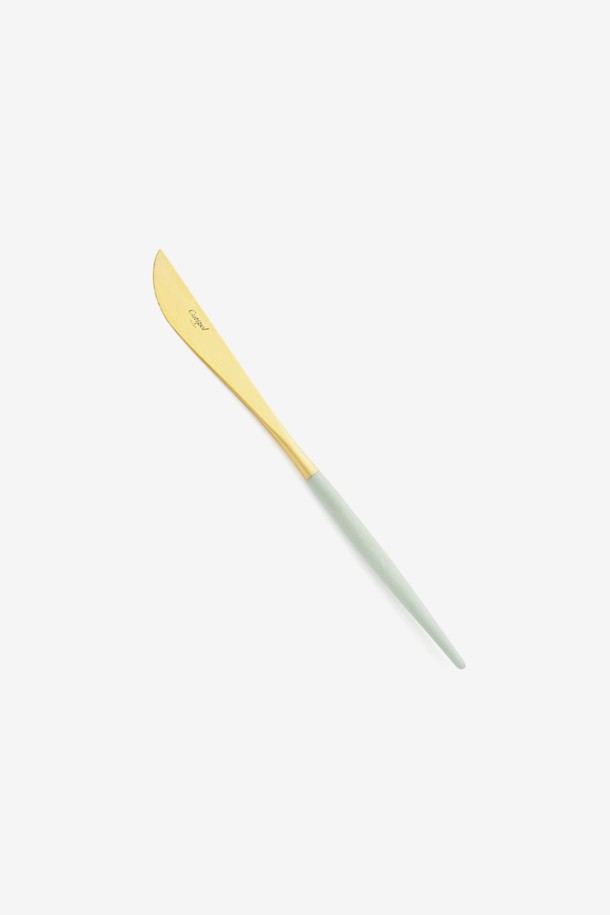 [큐티폴] 고아 디너나이프(세라돈&골드)는 세라돈과 골드 컬러, 스테인레스와 플리레진 소재로 제작된 디너나이프입니다. 금도금 디자인이 돋보이며, 가벼운 플리레진 손잡이와 내구성이 우수한 특징을 갖춘 핸드메이드 제품입니다. 편안한 그립감을 선사하며, 내수성이 뛰어나 실용적입니다.
