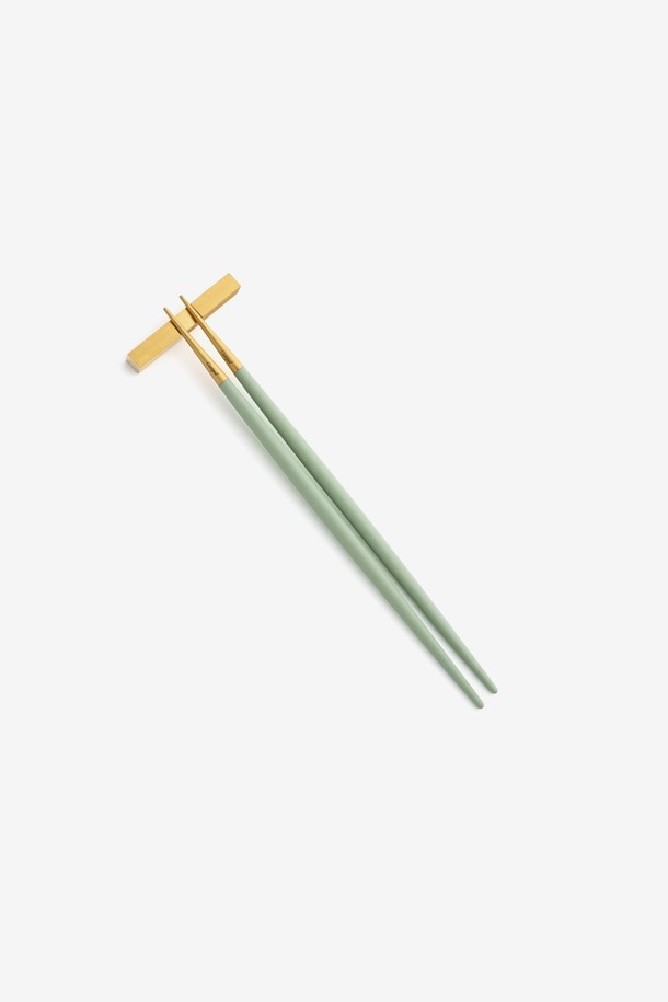 큐티폴 고아 젓가락 세트(세라돈&골드)는 세라돈 색상의 플리레진 손잡이와 골드 금속 부분의 조화가 돋보이는 젓가락 세트입니다. 스테인레스 스틸 소재로 제작되어 내구성이 뛰어나지만, 산화 및 부식에 유의하여 특별 관리가 필요합니다. 젓가락과 받침으로 구성되었으며, 22cm 길이로 제작되어 편안한 사용감을 제공합니다.
