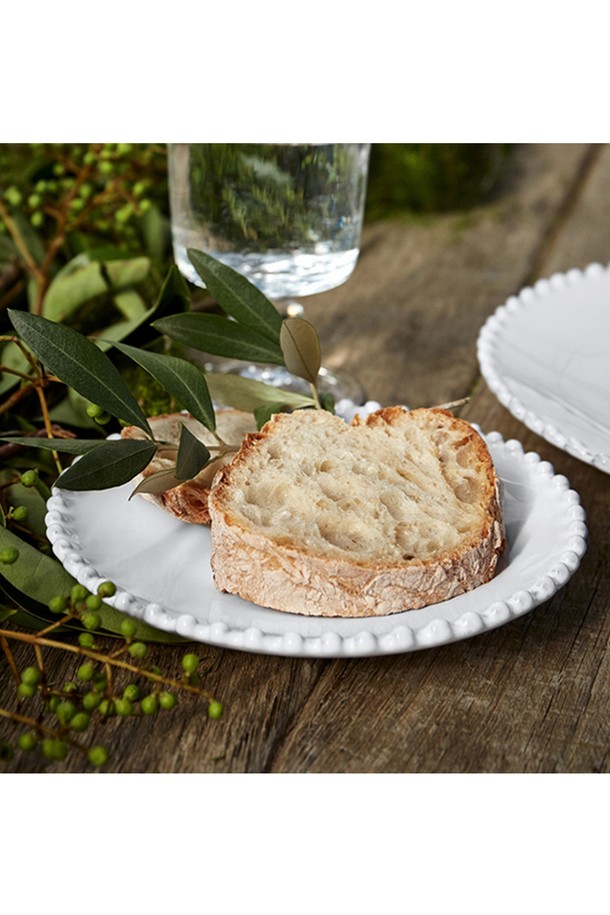 [Costa Nova] 화이트펄 18cm 브래드 접시는 파인 스톤웨어 소재로 제작되어 오븐, 전자레인지, 냉동고, 식기세척기 사용이 모두 가능하여 실용적입니다. 18세기 유럽 도자기를 재해석한 세미클래식 디자인으로, 빛의 각도에 따라 다채로운 컬러 바리에이션을 보여주며 주방에 우아함을 더합니다. 비정형 테두리와 수작업으로 제작된 섬세함이 돋보이는, 식탁을 더욱 풍성하게 만들어 줄 브래드 접시입니다.
