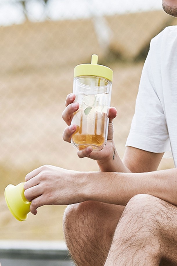 킨토 투고보틀 480ml는 일상생활에서 시원하게 음료를 즐길 수 있도록 디자인된 텀블러입니다. 480ml 용량으로, 옐로우, 화이트, 라이트 블루, 퍼플, 다크 그레이 5가지 색상으로 제공됩니다. 이중벽 구조로 보냉 기능을 갖추었으며, 실리콘 빨대형 뚜껑과 손잡이가 있어 편리하게 사용할 수 있습니다. PCT, PP, 실리콘 소재로 제작되어 내구성이 뛰어나며, 둥근 바닥 디자인과 인체공학적 디자인으로 휴대성을 높였습니다. 운전 중이나 보행 중에도 음용이 가능하며, 3시간 동안 시원함을 유지해줍니다.
