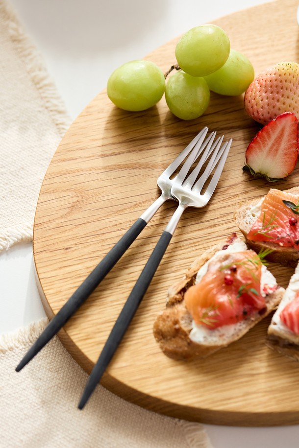 [큐티폴] 고아 디저트포크(블랙&실버)는 심플한 디자인과 부드러운 촉감이 돋보이는, 식사용 디저트포크입니다. 스테인리스 스틸과 폴리레진 소재로 제작되었으며, 블랙과 실버 컬러가 조화롭게 어우러져 세련된 느낌을 줍니다. 폴리레진 손잡이는 수작업 인그레이빙으로 섬세함을 더했으며, 오일 관리를 통해 더욱 오래 사용할 수 있습니다.
