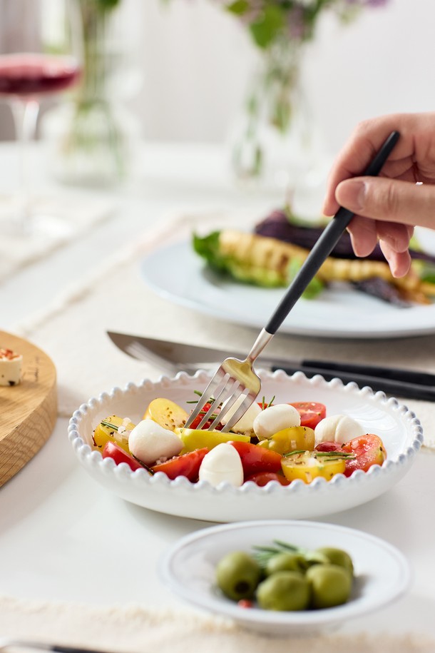 [큐티폴] 고아 디너포크(블랙&실버)는 블랙과 실버 컬러의 고급스러운 조화가 돋보이는 제품입니다. 스테인리스 스틸과 폴리레진 소재로 제작되었으며, 폴리레진 손잡이의 부드러운 촉감과 방수 기능으로 실용성을 높였습니다. 식사용으로 적합하며, 경량 디자인으로 편안한 사용감을 선사합니다.
