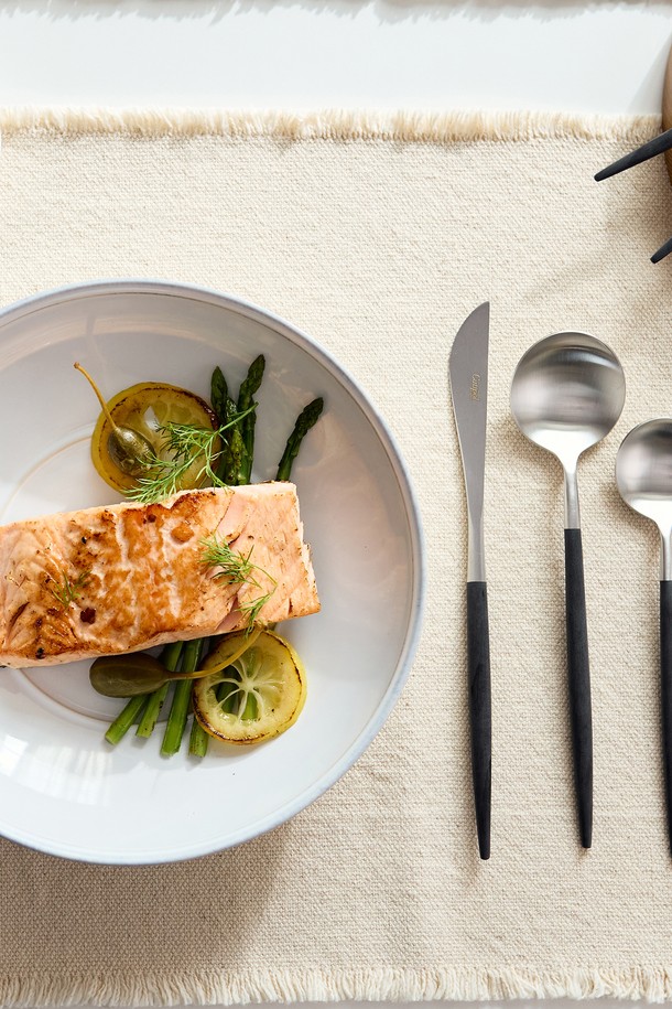 큐티폴 고아 디너스푼(블랙&실버)는 블랙과 실버 컬러의 세련된 조화가 돋보이는 디너스푼입니다. 손잡이는 폴리레진 소재로 제작되어 가볍고 부드러운 촉감을 선사하며, 장시간 사용에도 편안한 그립감을 제공합니다. 식사용으로 적합하며, 수작업 인그레이빙 공정으로 섬세함을 더하고 올리브오일이나 식물성 오일로 손잡이 관리가 가능합니다.
