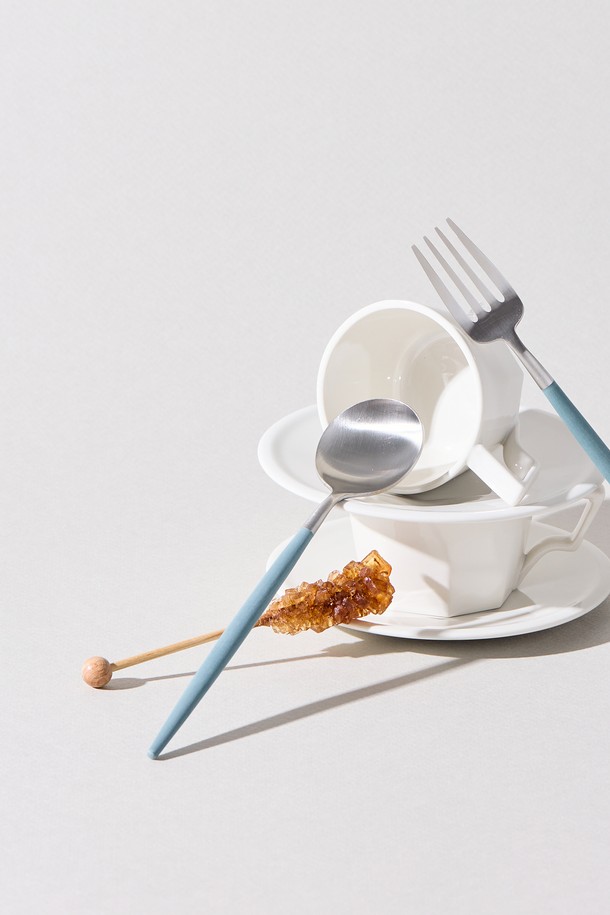 큐티폴 고아 디저트스푼(도브블루&실버)는 도브블루와 실버 컬러의 조화가 돋보이는 디저트스푼입니다. 스테인리스스틸 소재와 부드러운 폴리레진 손잡이의 조합으로 편안한 그립감을 제공하며, 핸드메이드 인그레이빙 디자인으로 고급스러움을 더했습니다. 내구성이 뛰어나지만, 장기간 사용 시 손잡이의 변색 가능성이 있으므로 주의하여 관리해야 합니다.
