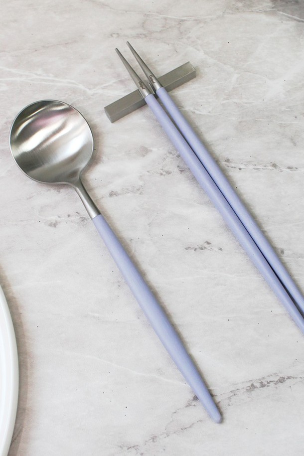 [큐티폴] 고아 젓가락세트(라일락&실버)-12는 심미성과 실용성을 모두 갖춘 디자인으로, 22cm의 젓가락입니다. 부드러운 촉감의 스테인리스 스틸과 내구성이 뛰어난 폴리레진 손잡이의 조화는 편안한 그립감을 선사하며, 라일락과 실버 컬러 조합이 세련된 느낌을 더합니다. 물에 강한 폴리레진 소재로 제작되어 생활 방수가 가능하며, 오일 관리 및 식기세척기 사용이 용이하여 일상에서 편리하게 사용할 수 있습니다.
