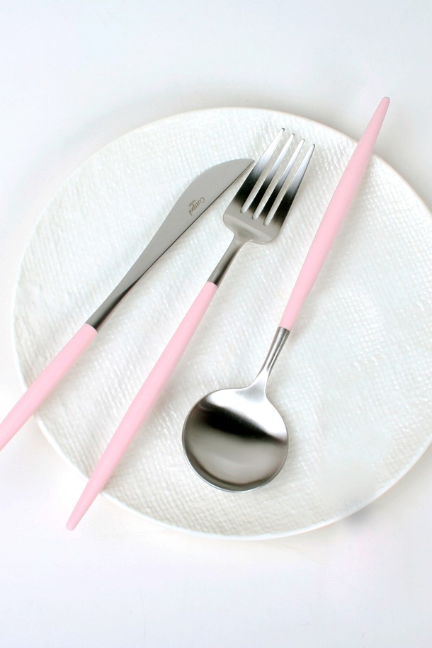 큐티폴 고아 디너포크(핑크&실버)는 스테인리스 스틸과 폴리레진 소재로 제작되어 부드러운 촉감을 자랑하는 식사용 포크입니다. 무지 디자인에 핑크와 실버 컬러 조합이 세련된 느낌을 더하며, 방수 기능을 갖춰 실용성을 높였습니다. 큐티폴의 베스트셀러 커트러리 시리즈로, 가볍고 편안한 그립감을 제공하여 식사 시간을 더욱 즐겁게 만들어 줍니다.
