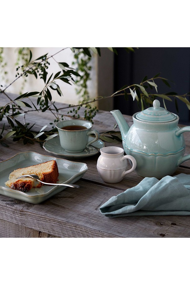 [Costa Nova] 알렌테조 510ml 티포트는 17-18세기 유럽 도자기에서 영감을 받은 클래식한 디자인의 티포트입니다. 스톤웨어 소재와 화이트 컬러의 조화가 우아함을 더하며, 510ml 용량으로 티/커피 서빙에 적합합니다. 식기세척기, 오븐, 전자레인지, 냉동고 사용이 가능하여 실용적이며, 불규칙한 형태와 무지 패턴이 특징입니다.
