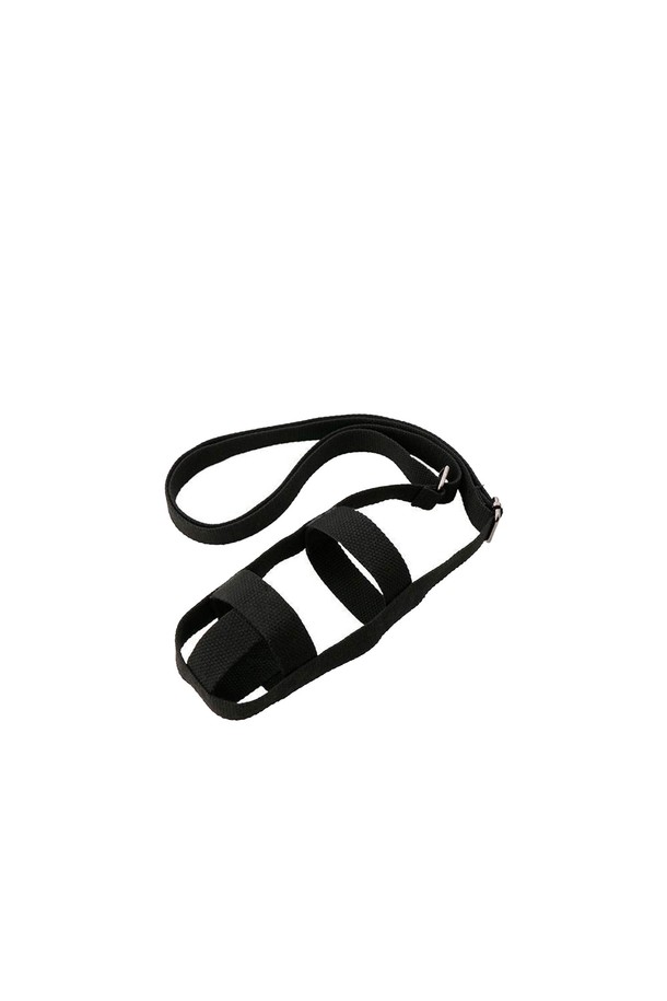 킨토 텀블러 스트랩 75mm B(블랙)는 일상 및 야외 활동에 적합한 텀블러 전용 스트랩입니다. 사이즈 조절이 가능하며 손잡이 기능을 갖춰 실용적입니다. 어떤 텀블러에도 잘 어울리는 기본형 디자인과 무지 패턴으로 제작되었습니다. 블랙 컬러로 깔끔하고 세련된 느낌을 주며, 75mm 사이즈의 텀블러에 사용 가능합니다. 어린이부터 성인까지 누구나 편안하게 사용할 수 있는 유니버설 핏 스트랩입니다.
