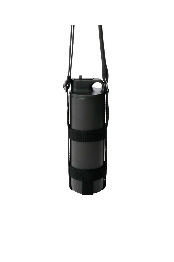 [KINTO] 킨토 텀블러 스트랩 80mm B (블랙)은 아웃도어, 산책, 일상생활에서 편리하게 사용할 수 있는 텀블러 스트랩입니다. 블랙과 베이지 두 가지 색상으로 제공되며, 폴리에스터 소재로 제작되어 튼튼합니다. 600ML 및 800ML 텀블러와 호환되며, 어깨에 멜 수 있는 숄더 스트랩 타입입니다. 버클형 잠금 방식으로 안전하며, 사이즈와 길이를 조절하여 아이부터 어른까지 누구나 편안하게 사용할 수 있습니다.