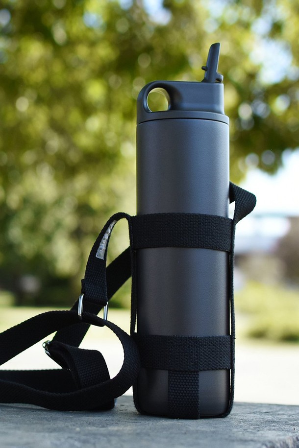 [KINTO] 킨토 텀블러 스트랩 80mm B (블랙)은 아웃도어, 산책, 일상생활에서 편리하게 사용할 수 있는 텀블러 스트랩입니다. 블랙과 베이지 두 가지 색상으로 제공되며, 폴리에스터 소재로 제작되어 튼튼합니다. 600ML 및 800ML 텀블러와 호환되며, 어깨에 멜 수 있는 숄더 스트랩 타입입니다. 버클형 잠금 방식으로 안전하며, 사이즈와 길이를 조절하여 아이부터 어른까지 누구나 편안하게 사용할 수 있습니다.