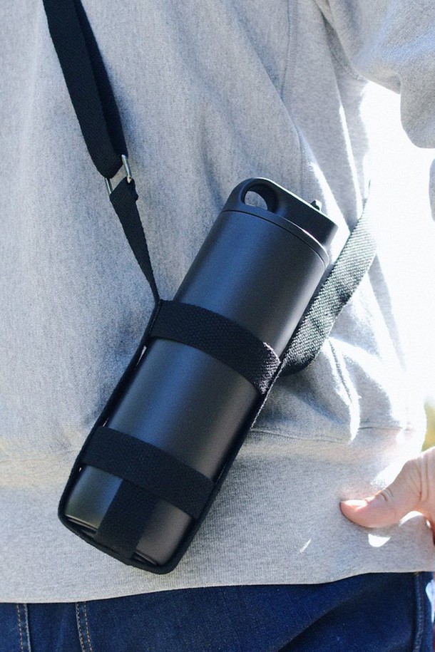 [KINTO] 킨토 텀블러 스트랩 80mm B (블랙)은 아웃도어, 산책, 일상생활에서 편리하게 사용할 수 있는 텀블러 스트랩입니다. 블랙과 베이지 두 가지 색상으로 제공되며, 폴리에스터 소재로 제작되어 튼튼합니다. 600ML 및 800ML 텀블러와 호환되며, 어깨에 멜 수 있는 숄더 스트랩 타입입니다. 버클형 잠금 방식으로 안전하며, 사이즈와 길이를 조절하여 아이부터 어른까지 누구나 편안하게 사용할 수 있습니다.