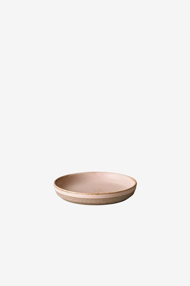 [KINTO] CLK151 플레이트 100mm는 미니멀하고 모던한 스타일의 플레이트/접시입니다. 화이트, 베이지, 핑크, 블랙 등 다양한 컬러로 제공되며, 심플한 디자인과 러스틱하면서도 섬세한 매력이 조화를 이룹니다. 세라믹 소재로 제작되어 전자레인지 및 식기세척기 사용이 가능하여 실용성을 높였습니다. 전통 공예를 현대적으로 재해석하여 일상생활에서 편안하게 사용할 수 있는 식기입니다. 무지 패턴으로 어떤 음식에도 잘 어울립니다.
