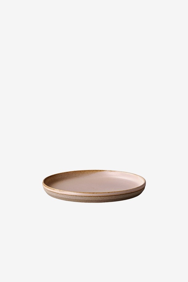 [KINTO] CLK151 플레이트 160mm는 도자기 소재의 식사용 플레이트입니다. 화이트, 베이지, 핑크, 블랙 4가지 색상으로 제공되며, 160mm의 아담한 사이즈로 제작되었습니다. 미니멀한 스타일에 투박함과 섬세함이 조화된 디자인이 특징이며, 전통적인 제작 방식을 통해 완성되었습니다. 식기세척기와 전자레인지 사용이 가능하여 실용적이며, 제조 공정의 특성상 크기와 모양은 약간씩 다를 수 있습니다.
