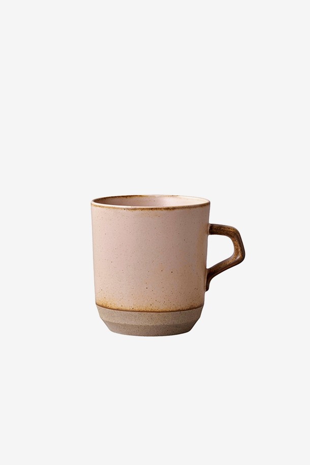 KINTO(킨토) CLK151 라지 머그 410ml는 심플하고 모던한 디자인의 도자기 머그컵입니다. 베이지 색상으로, 410ml의 넉넉한 용량으로 제작되어 일상생활에서 유용하게 사용할 수 있습니다. 라지 사이즈로 제작되어 넉넉한 음료를 즐기기에 좋으며, 손잡이가 있어 사용이 편리합니다. 심플한 디자인과 부드러운 촉감으로 편안한 사용감을 선사합니다.
