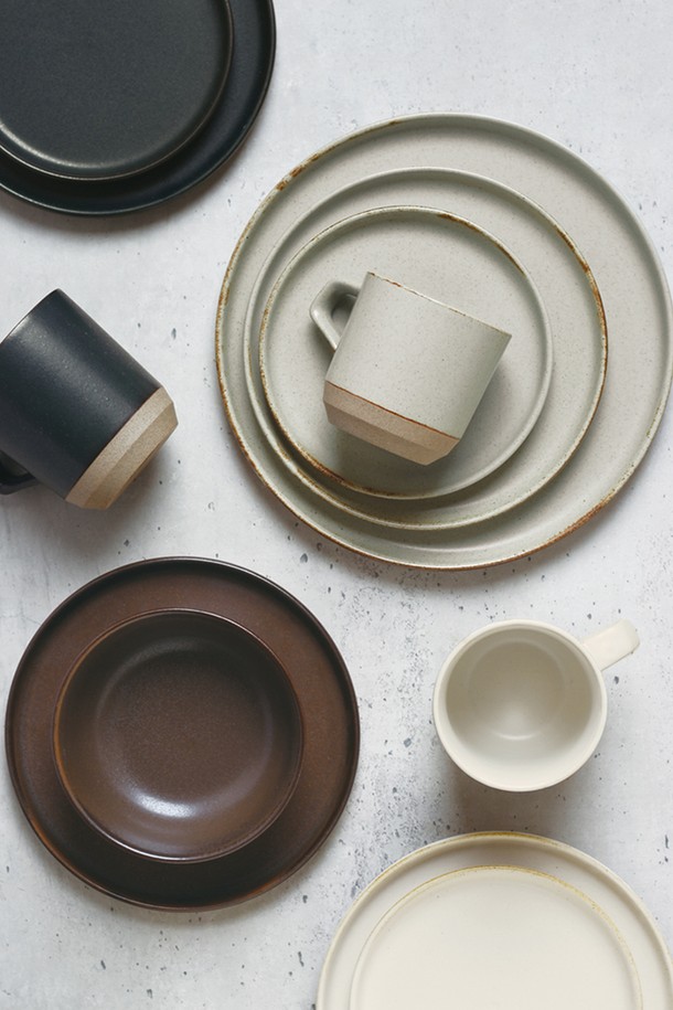 킨토 CLK151 스몰 머그 300ml는 투박함과 섬세함이 조화롭게 어우러진 디자인의 머그컵입니다. 전통적인 도자기 제작 방식으로 만들어져, 제조 과정의 특성에 따라 크기와 모양이 조금씩 다를 수 있습니다. 미니멀하고 클래식한 스타일로, 화이트, 베이지, 핑크, 블랙 4가지 색상으로 제공됩니다. 일상생활에서 사용하기 좋으며, 식기세척기와 전자레인지 사용이 가능하여 편리합니다. 현대 생활에 맞게 재해석된 전통 도자기 디자인이 특징입니다.
