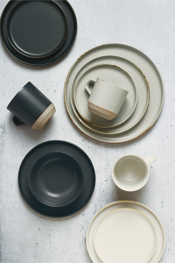 [KINTO] CLK151 플레이트 200mm는 도자기로 제작된 식기/그릇입니다. 화이트, 베이지, 핑크, 블랙의 4가지 색상으로 제공되며, 식기세척기와 전자레인지 사용이 가능하여 실용적입니다. 투박하면서도 섬세한 디자인은 전통적인 도자기 제작 방식과 현대적인 실용성을 조화롭게 담아냈습니다. 수작업으로 제작되어 크기와 모양에 미세한 차이가 있을 수 있으며, 장인의 정신이 깃든 플레이트입니다. 미니멀하고 모던한 스타일로, 식탁에 은은한 멋을 더합니다.
