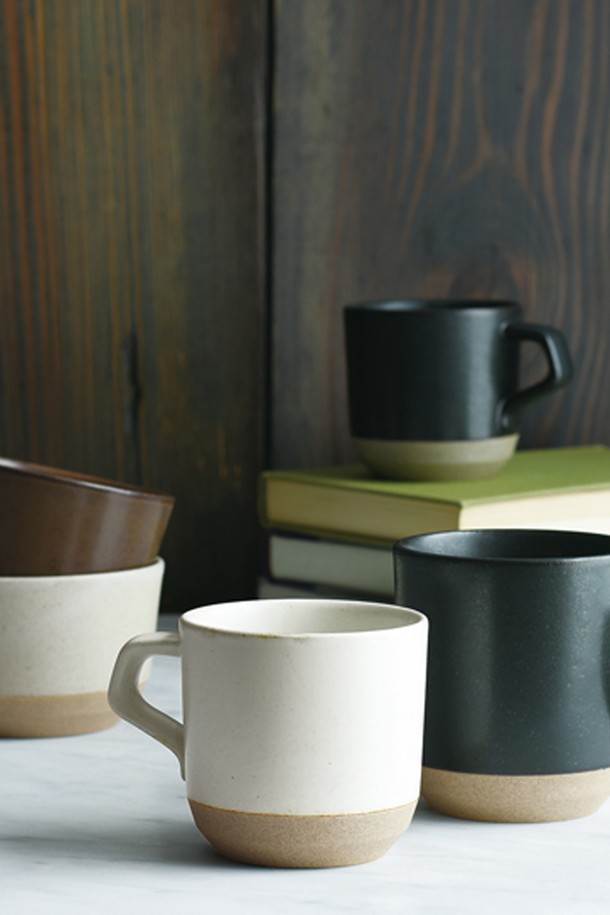 킨토 CLK151 스몰 머그 300ml는 투박함과 섬세함이 조화롭게 어우러진 디자인의 머그컵입니다. 전통적인 도자기 제작 방식으로 만들어져, 제조 과정의 특성에 따라 크기와 모양이 조금씩 다를 수 있습니다. 미니멀하고 클래식한 스타일로, 화이트, 베이지, 핑크, 블랙 4가지 색상으로 제공됩니다. 일상생활에서 사용하기 좋으며, 식기세척기와 전자레인지 사용이 가능하여 편리합니다. 현대 생활에 맞게 재해석된 전통 도자기 디자인이 특징입니다.
