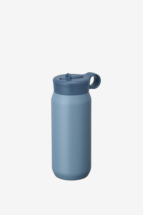 [KINTO] 플레이 텀블러 480ml는 심플하고 모던한 디자인의 텀블러입니다. 스테인리스스틸, PP, 고무, PET 등의 소재로 제작되었으며, 480ml 용량으로 차가운 음료를 담아 휴대하기 좋습니다. 최대 6시간 동안 보냉 기능을 제공하여 시원하게 음료를 즐길 수 있습니다. "Ash Blue", "White", "Ash Pink", "Ash Green"의 4가지 색상으로 출시되었습니다. 끓는 물에 삶거나, 식기세척기 또는 전자레인지 사용은 불가하며, 드라이아이스 및 탄산음료 사용도 피해야 합니다.
