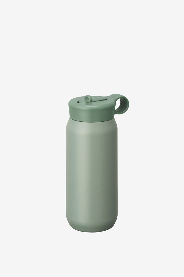 [KINTO] 플레이텀블러 480ml는 애쉬 그린 컬러의 스테인리스 스틸 텀블러로, 시원함을 오래 유지해 줍니다. 이중구조 진공 단열 방식으로 제작되어 보온, 보냉 기능이 뛰어나며, 최대 6시간 동안 냉기를 유지합니다. 빨대형 입구와 분리형 내부 빨대, 어린이용 손잡이, 파우더 코팅 마감으로 편리함과 안전성을 더했습니다. 곡선형 디자인과 평평한 바닥, 무지 패턴으로 심플하면서도 세련된 디자인을 자랑하며, 냉음료 전용으로 사용하기 좋습니다.
