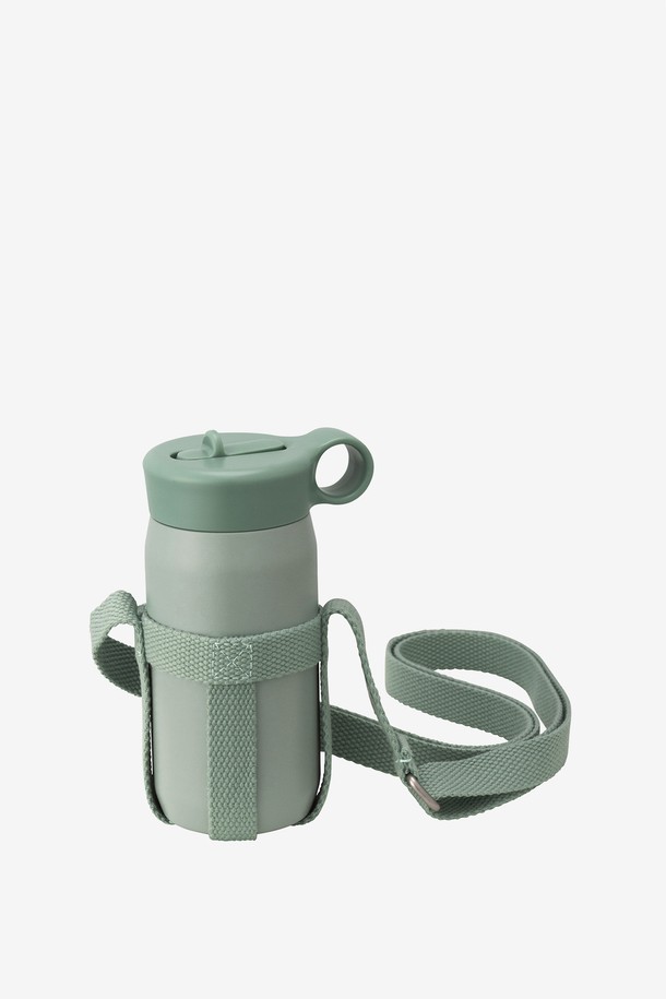 킨토 플레이 텀블러 300ml 스트랩 세트는 애시 그린, 화이트, 애시 핑크, 애시 블루 4가지 색상으로 만나볼 수 있습니다. 스테인리스스틸, 폴리프로필렌, 폴리에틸렌 소재로 제작되었으며, 이중구조 진공단열 방식으로 보온·보냉 기능을 제공합니다. 300ml 용량으로, 평평한 바닥과 분리형 빨대, 잔여물 최소화 설계로 편리함을 더했습니다. 손잡이와 스트랩이 있어 휴대성이 뛰어나며, 어린이용 디자인으로 제작되어 음료용으로 적합합니다. 6시간 이하 7도의 보냉 성능을 유지합니다.