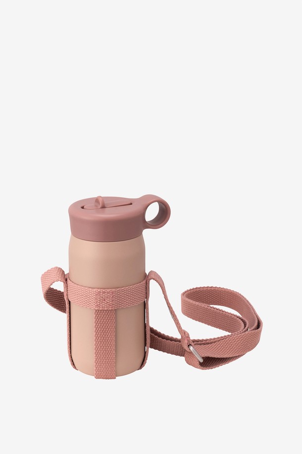 킨토(KINTO) 플레이 텀블러 300ml 스트랩 세트는 일상에서 시원하게 음료를 즐길 수 있도록 디자인되었습니다. 화이트, 애쉬 핑크, 애쉬 그린, 애쉬 블루의 네 가지 다채로운 색상으로 출시되어 취향에 맞게 선택할 수 있습니다. 스테인리스, PP, PE 소재를 사용하여 내구성을 높였으며, 이중벽 구조와 진공 밀봉 방식으로 최대 6시간 동안 7°C 이하의 보냉 기능을 제공합니다. 분리형 내부 빨대와 부드러운 표면 처리로 위생적이고 편안하게 사용할 수 있으며, 스트랩과 손잡이가 있어 휴대성을 높였습니다. 차가운 음료 전용으로, 결로 방지 기능까지 갖춰 실용성을 더했습니다.
