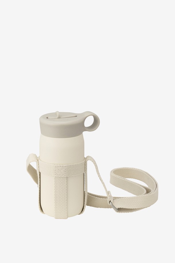 **[KINTO] 플레이 텀블러 300ml 스트랩 세트**는 음료용으로 제작된 텀블러입니다. 스테인리스스틸, PP, PE 소재로 제작되었으며, 화이트, 애쉬 핑크, 애쉬 그린, 애쉬 블루 4가지 색상으로 출시되었습니다. 300ml 용량으로, 진공 단열 및 결로 방지 기능이 있어 음료의 온도를 오랫동안 유지해 줍니다. 이중 구조에 빨대형 디자인, 손잡이, 분리 가능한 빨대, 평평한 내부 바닥, 6시간 보냉 기능, 스트랩, 파우더 코팅 마감의 특징을 갖춘 어린이용 텀블러입니다.
