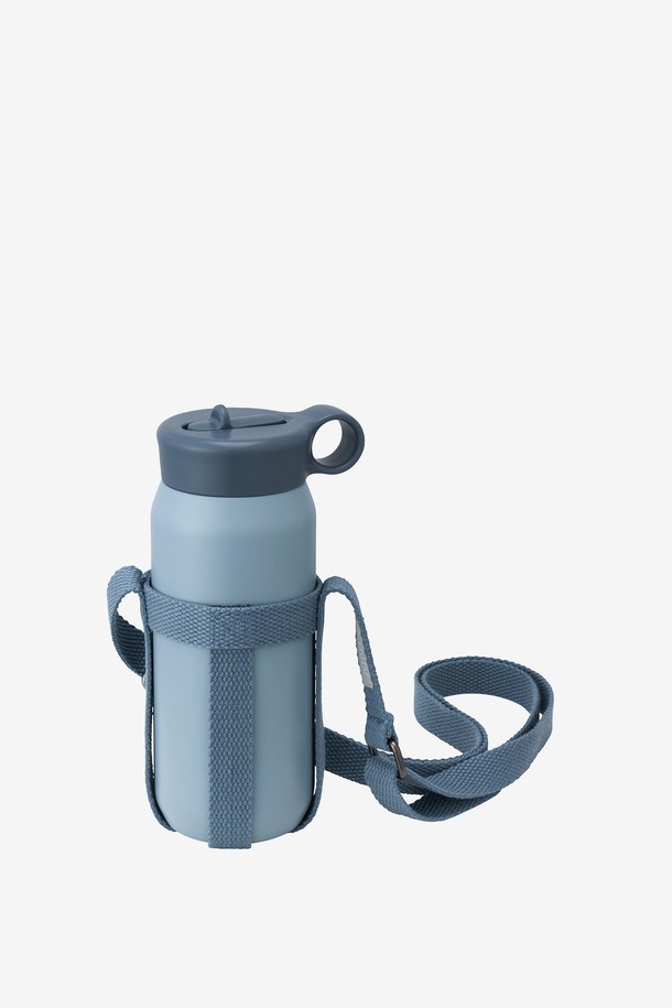 [KINTO] 플레이 텀블러 480ml 스트랩 세트는 시원한 음료를 즐기기 위한 완벽한 선택입니다. 화이트, 애쉬 핑크, 애쉬 그린, 애쉬 블루의 세련된 색상으로 제공되며, 480ml 용량으로 넉넉하게 사용할 수 있습니다. 스테인리스 스틸, PP, PE 소재를 사용하여 뛰어난 보냉 기능과 결로 방지 기능을 제공하며, 분리형 빨대와 어린이도 사용하기 편한 디자인이 특징입니다. 이중 구조, 곡선형 디자인, 파우더 코팅 마감, 스트랩이 있어 실용성과 심미성을 모두 만족시킵니다. 6시간 동안 7도 이하로 음료를 유지하며, 얼음 사용과 스크래치 방지 기능으로 편리하게 사용할 수 있습니다.
