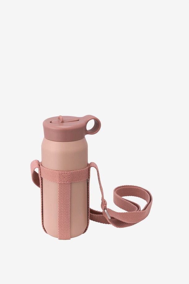 [KINTO] 플레이 텀블러 480ml 스트랩 세트는 부드러운 곡선형 바디와 파우더 코팅 마감으로 세련된 디자인을 자랑합니다. 내부 이중 구조와 진공 단열 기술로 보온 및 보냉 기능을 제공하며, 6시간 동안 7도 이하의 온도를 유지합니다. 480ml 용량으로 넉넉하게 음료를 담을 수 있으며, 스트랩이 함께 구성되어 있어 휴대성을 높였습니다. 스테인리스 스틸, PP, PE 소재로 제작되었으며, 스트로우 탈부착이 가능합니다. Ash Pink, White, Ash Green, Ash Blue 네 가지 색상으로 만나보세요.
