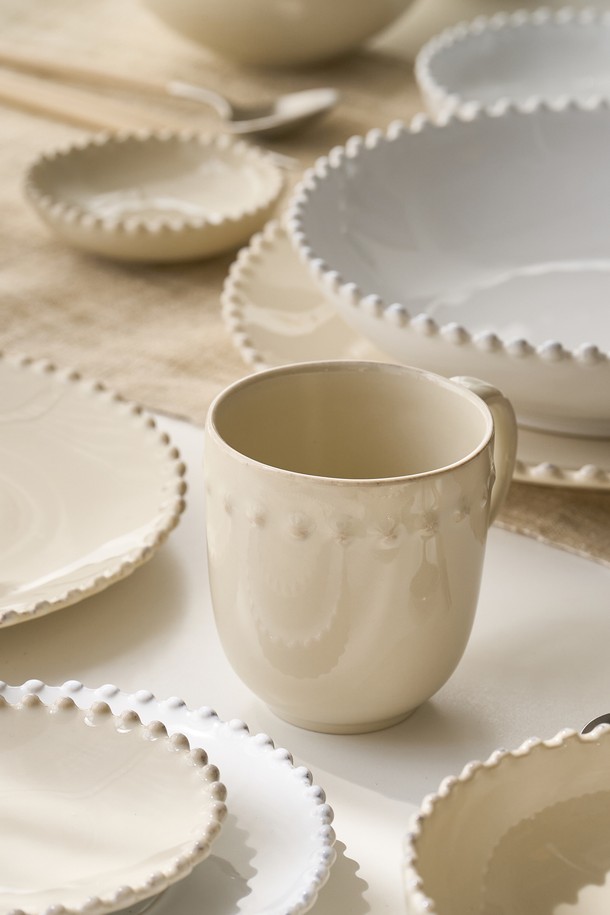 [Costa Nova] 펄 크림 370ml 머그는 세미클래식 디자인에 내추럴한 무드를 더한 스톤웨어 머그컵입니다. 비정형 테두리와 빛의 각도에 따라 달라지는 크림 컬러는 18세기 유럽 도자기를 재해석한 듯한 우아함을 선사하며, 오븐, 전자레인지, 냉동고, 식기세척기 사용이 가능하여 실용성을 높였습니다. 수작업으로 제작되어 더욱 가치 있으며, 일상 속에서 클래식한 분위기를 연출할 수 있습니다.
