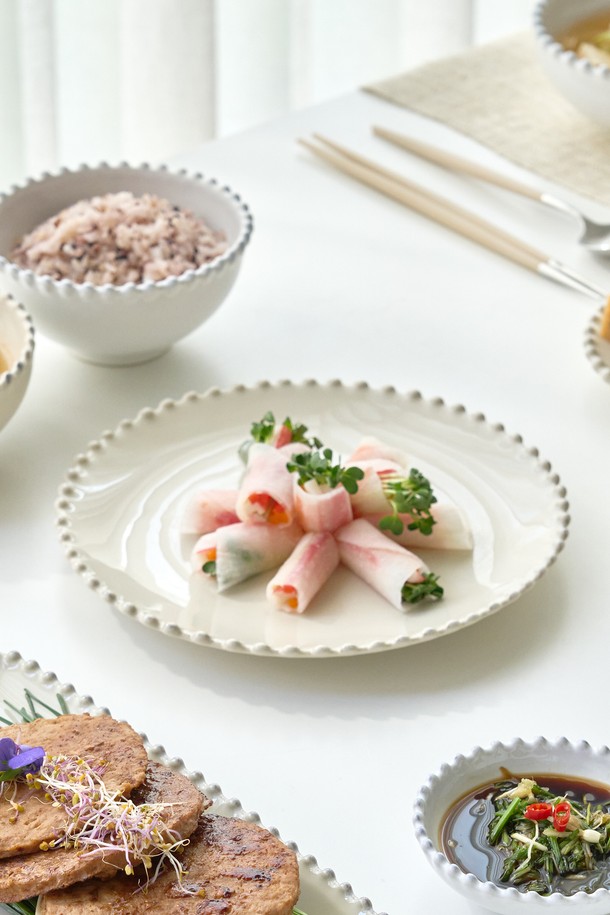 [Costa Nova] 펄 크림 22cm 샐러드접시는 자연스러운 림 디자인과 빛의 각도에 따라 은은하게 색이 변하는 크림색 스톤웨어 샐러드 접시입니다. 심플하면서도 클래식한 무드의 펄 크림 접시는 수공예 제작으로 각 제품마다 미묘한 색상 및 패턴의 차이가 있으며, 전자레인지, 냉동고, 식기세척기 사용이 가능하여 실용적입니다. 22cm 크기로 샐러드, 디저트 등 다양한 음식을 담아 테이블을 더욱 풍성하게 연출할 수 있습니다.
