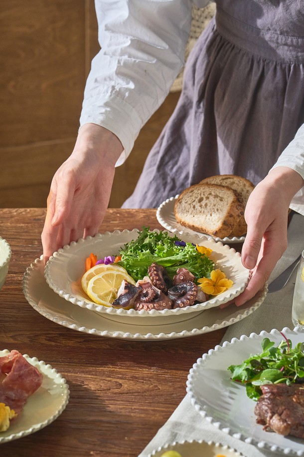 Costa Nova 펄 크림 24cm 파스타 접시는 파인 스톤웨어 소재로 제작되어 은은한 크림 컬러와 24.2cm의 넉넉한 사이즈가 돋보입니다. 모던하면서도 클래식한 디자인으로 파스타나 메인 요리를 우아하게 담아낼 수 있으며, 식기세척기, 전자레인지, 오븐 사용이 가능하여 실용적입니다. 포르투갈에서 수공예로 제작된 펄 시리즈는 주방에 특별함을 더합니다.
