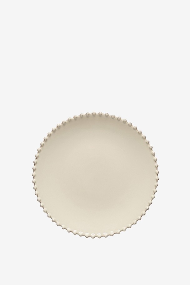 [Costa Nova] 펄 크림 25cm 디너 접시는 클래식하고 엘레강스한 분위기를 연출하는 스톤웨어 식기입니다. 자연스러운 불규칙 림 디자인과 빛의 각도에 따라 은은하게 변화하는 크림색이 특징이며, 수작업으로 제작되어 각 제품마다 개별적인 색상과 패턴의 차이를 보입니다. 전자레인지, 냉동고, 식기세척기 사용이 가능하여 실용적이며, 도자기 제작 특성상 미세 기포나 불완전한 부분이 있을 수 있습니다.
