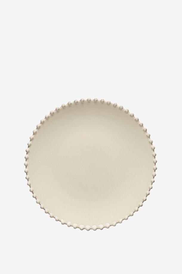 [Costa Nova] 펄 크림 28cm 디너접시는 불규칙한 엣지 디자인과 반클래식한 스타일이 돋보이는 유럽 도자기 스타일의 제품입니다. 은은한 크림 컬러의 스톤웨어 소재로 제작되었으며, 빛의 각도에 따라 다채로운 색상 변화를 보여줍니다. 전자레인지, 식기세척기, 냉동고 사용이 가능하며, 핸드메이드 제작 방식 특성상 기포나 자국이 있을 수 있습니다.
