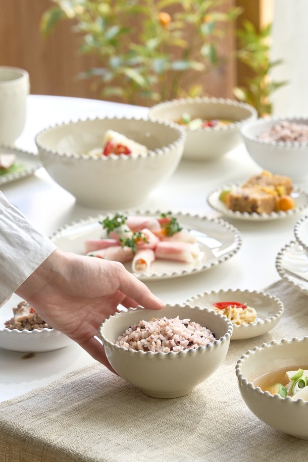 [Costa Nova] 펄 크림 13cm 밥공기는 세미클래식 디자인과 비정형 테두리가 돋보이는 제품입니다. 파인 스톤웨어 소재로 제작되었으며, 수작업 채색과 자연스러운 판 흔적이 특징으로, 빛의 각도에 따라 은은하게 변화하는 크림 컬러가 매력적입니다. 오븐, 전자레인지, 냉동고, 식기세척기 사용이 가능하여 실용적이며, 18세기 유럽 도자기를 재해석한 클래식하고 내추럴한 스타일을 연출합니다.
