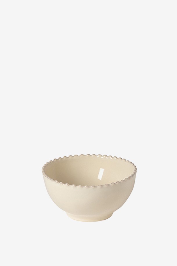 [Costa Nova] 펄 크림 16cm 스프볼은 스톤웨어 소재에 세미클래식 디자인을 입힌 주방용품입니다. 크림 컬러와 비정형 테두리가 특징이며, 18세기 유럽 도자기를 재해석하여 내추럴한 멋을 더했습니다. 오븐, 전자레인지, 냉동고, 식기세척기 사용이 가능하며, 수작업으로 제작되어 제품별 명암 및 무늬가 다르고, 빛의 각도에 따라 컬러 바리에이션을 즐길 수 있습니다.
