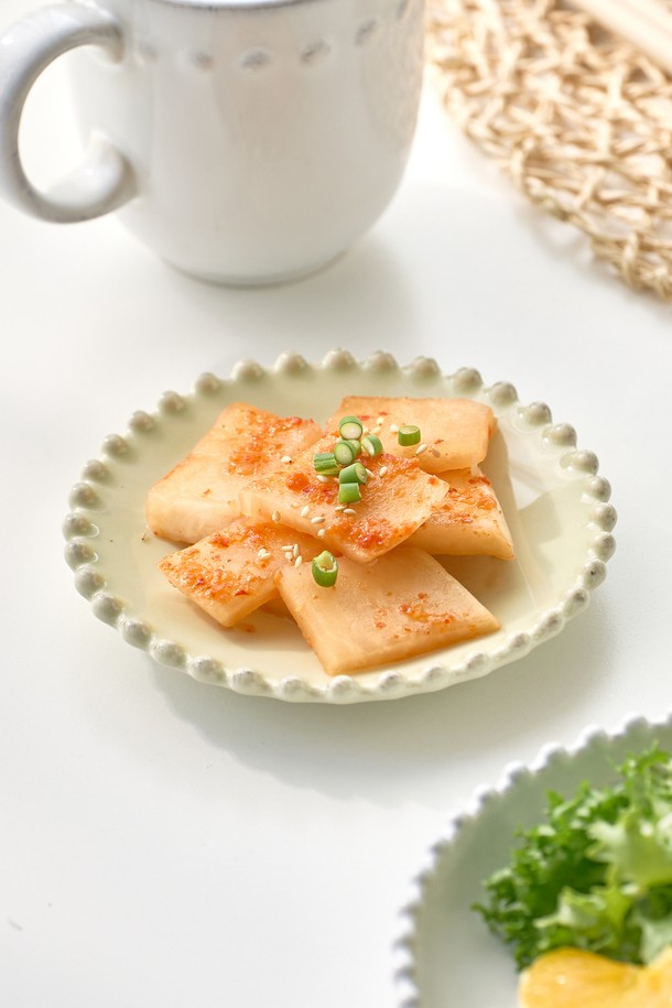 Costa Nova 펄 릴리그린 13cm 소접시는 은은한 릴리그린 컬러가 돋보이는 스톤웨어 소재의 소접시입니다. 세미클래식 디자인에 불규칙한 림 디자인이 더해져 자연스러운 멋을 내며, 빛의 각도에 따라 다채로운 색감 변화를 즐길 수 있습니다. 오븐, 전자레인지, 냉동고, 식기세척기 사용이 가능하여 실용적이며, 엘레강스한 스타일로 식탁에 고급스러움을 더합니다.
