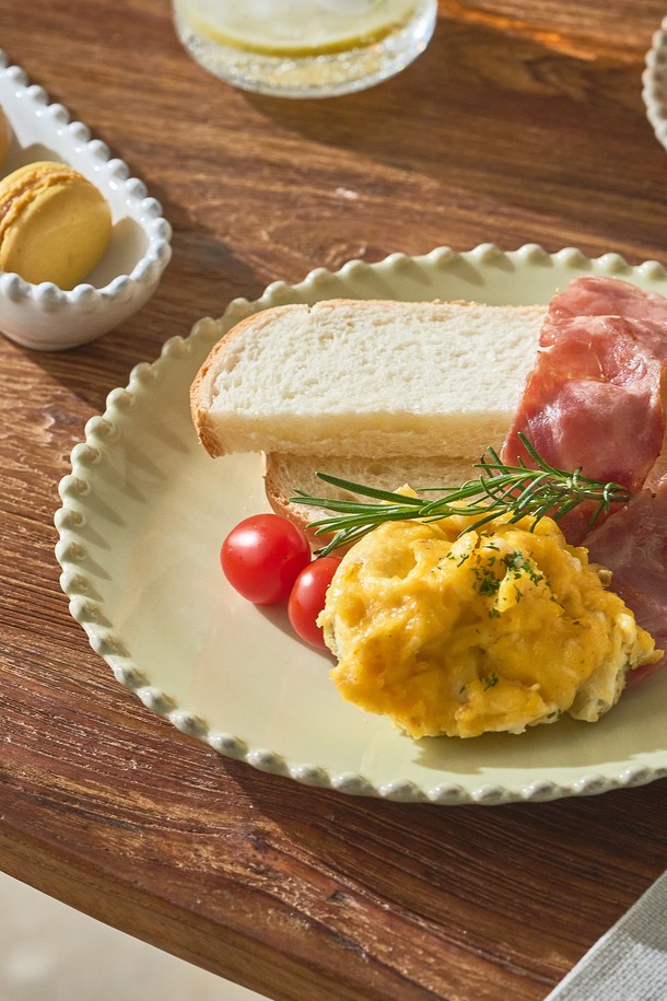 Costa Nova 펄 릴리그린 22cm 샐러드접시는 포르투갈에서 수공예로 제작된 스톤웨어 접시입니다. 릴리그린 색상과 22cm의 넉넉한 사이즈로 샐러드를 담기에 적합하며, 식기세척기, 전자레인지, 오븐 사용이 가능하여 실용적입니다. 은은한 펄 릴리그린 컬러가 식탁에 세련된 분위기를 더합니다.
