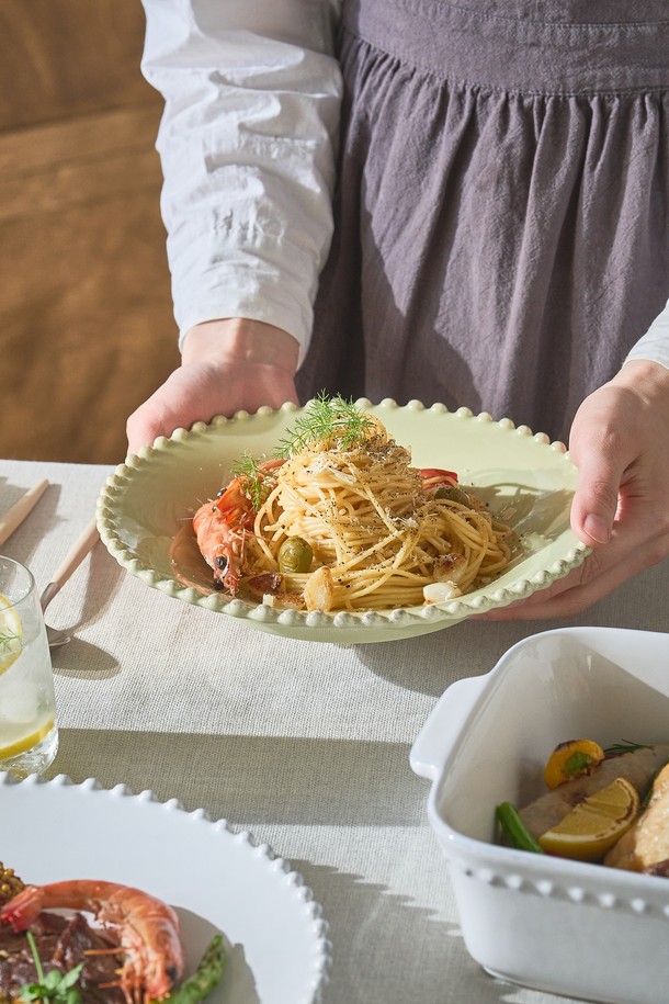 [Costa Nova] 펄 릴리그린 24cm 파스타접시는 파인 스톤웨어 소재의 핸드메이드 도자기 식기입니다. 릴리그린 컬러와 비정형 테두리 디자인, 내추럴한 질감으로 주방에 클래식하면서도 세련된 분위기를 더합니다. 24.2 x 24.2 x 4.7 cm 크기의 다용도 파스타 접시로, 바닥면은 유약 처리되지 않아 자연스러운 멋을 살렸으며, 수작업으로 제작되어 개체별 차이가 있을 수 있습니다.
