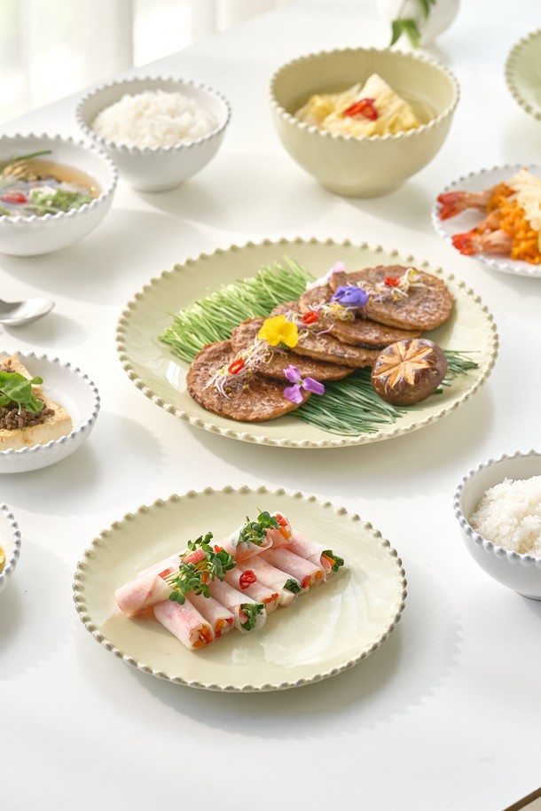 [Costa Nova] 펄 릴리그린 28cm 디너 접시는 스톤웨어 소재에 릴리그린 컬러가 돋보이는 디너 접시입니다. 자연스러운 림 디자인과 빛 각도에 따라 변화하는 은은한 색감이 특징이며, 28cm 크기로 식사 및 서빙용으로 활용하기 좋습니다. 전자레인지, 식기세척기, 냉동고 사용이 가능하며, 수공예로 제작되어 각 제품마다 미세한 차이가 있어 소장 가치를 더합니다.
