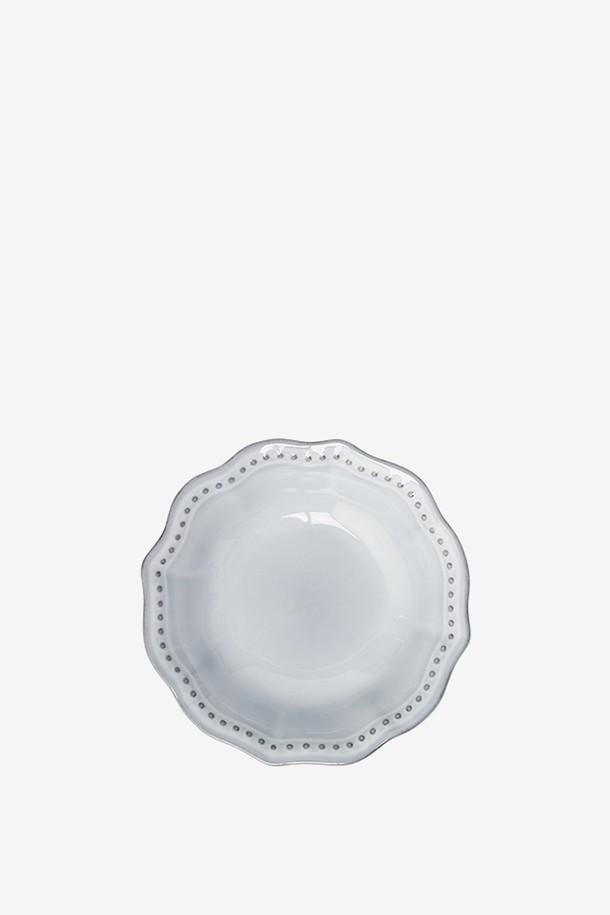 [Costa Nova] 콜라레스 14cm 찬기는 18세기 중부 유럽 도자기 스타일을 현대적으로 재해석한 스톤웨어 찬기입니다. 로코코 양식, 신고전주의 양식에서 영감을 받은 장식적인 디자인이 특징이며, 화이트 컬러 바탕에 섬세한 무늬가 돋보입니다. 전자레인지, 식기세척기, 오븐 사용이 가능하여 실용적이며, 수작업 채색으로 제품마다 명암과 무늬, 미세한 수평 차이가 있을 수 있습니다. 도자기 공정상 판흔, 기포 발생 및 색상 차이가 있을 수 있으며, 이는 제품의 자연스러운 특징입니다.
