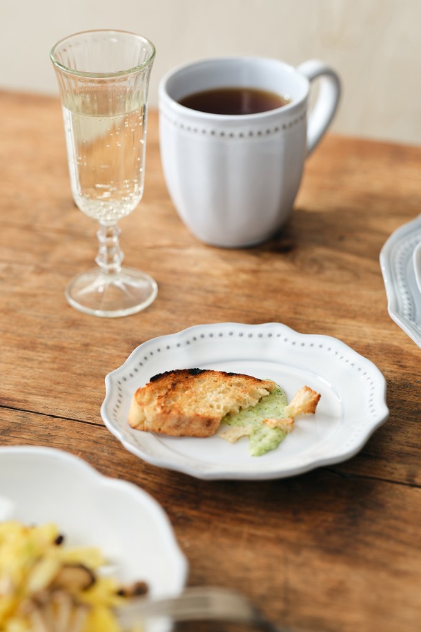 [Costa Nova] 콜라레스 16cm 브래드접시는 18세기 중앙유럽 도자기에서 영감을 받아 탄생한 스톤웨어 접시입니다. 화이트 컬러 바탕에 로코코 및 신고전주의 패턴이 섬세하게 조화를 이루며, 수공예 제작으로 완성된 정교한 공예 기술을 자랑합니다. 식사용 또는 테이블웨어로 활용하여 클래식하고 엘레강스한 분위기를 연출할 수 있습니다. 수작업 특성상 색상 및 패턴, 바닥면, 유약 마감에서 미세한 차이가 있을 수 있으며, 이는 각 제품의 개성을 더합니다. 조명에 따라 색상 차이가 있을 수 있습니다.
