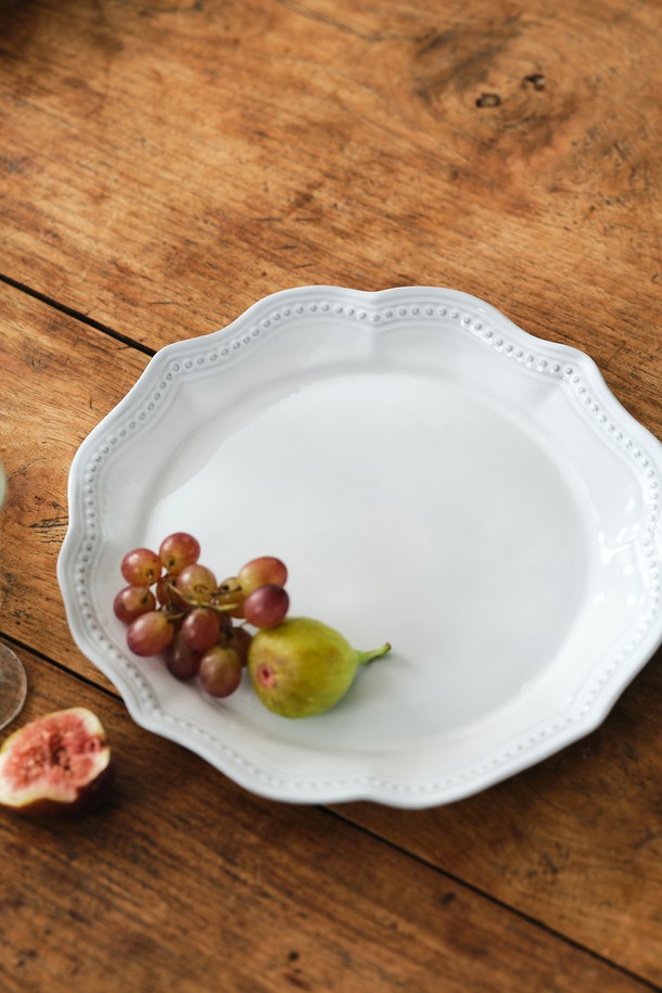 코스타 노바(Costa Nova) 콜라레스 23cm 샐러드 접시는 섬세한 로코코와 신고전주의 패턴에서 영감을 얻어 디자인되었습니다. 18세기 중앙유럽 도자기의 클래식한 디자인을 재해석하여 수공예 기법으로 제작되었으며, 블랙 컬러에 장식적인 요소와 리듬감이 조화롭게 어우러집니다. 친환경 블랙 클레이를 사용하여 전자레인지 및 식기세척기 사용이 가능하여 실용적입니다. 수작업 과정에서 나타나는 패턴 및 색상의 미세한 차이, 작은 기포 등은 이 제품만의 독특한 매력을 더합니다.
