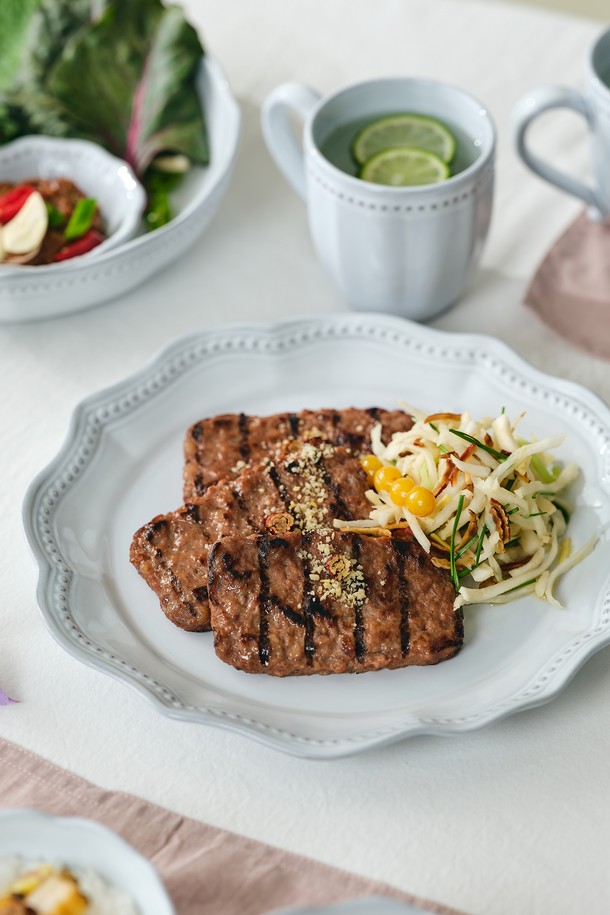 [Costa Nova] 콜라레스 28cm 디너 접시는 클래식하고 엘레강스한 스타일을 자랑하는 화이트 컬러의 스톤웨어 디너 접시입니다. 18세기 중부 유럽 도자기에서 영감을 받아 로코코와 신고전주의 패턴/무늬로 디자인되었으며, 수작업 채색과 섬세한 장인 기술이 돋보입니다. 친환경 블랙 클레이를 사용하여 제작되었으며, 전자레인지, 식기세척기, 오븐 사용이 가능하여 실용성을 더했습니다. 제품마다 명암 및 무늬 차이가 존재하며, 수공예적 기법으로 인해 미세한 기포, 판흔, 색상 차이 등이 있을 수 있습니다. 바닥면은 유약 처리를 하지 않아 약간의 흔들림이 있을 수 있습니다.
